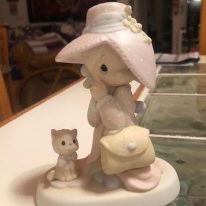 Precious moments, pastel colored
Girl wearing big hat with her Bestie